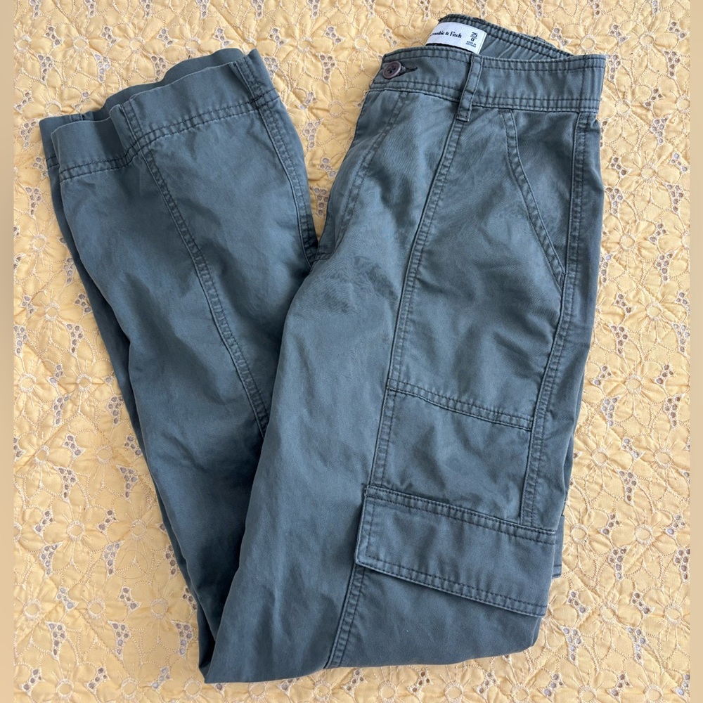A&F Cargo Pants in Army Green